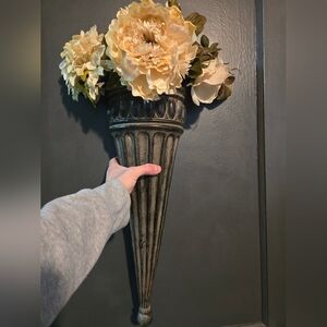 Beautiful Ceramic Wall Sconce W Floral Arrangement. Euc.